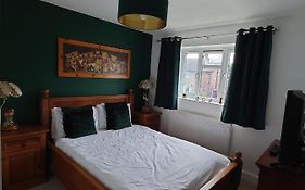 Lovely Rooms In A Quiet Place Of Woking