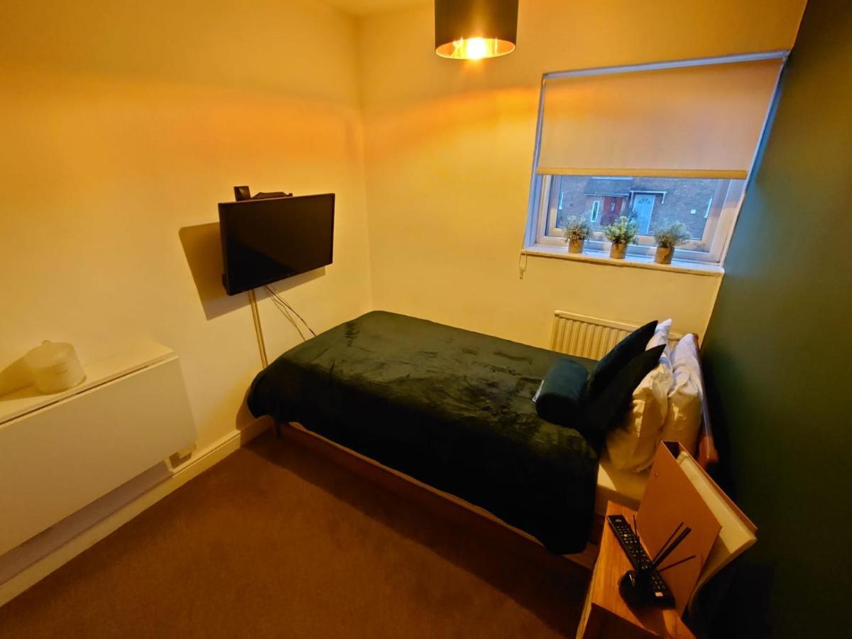 Lovely Rooms In A Quiet Place Of Woking Exterior foto